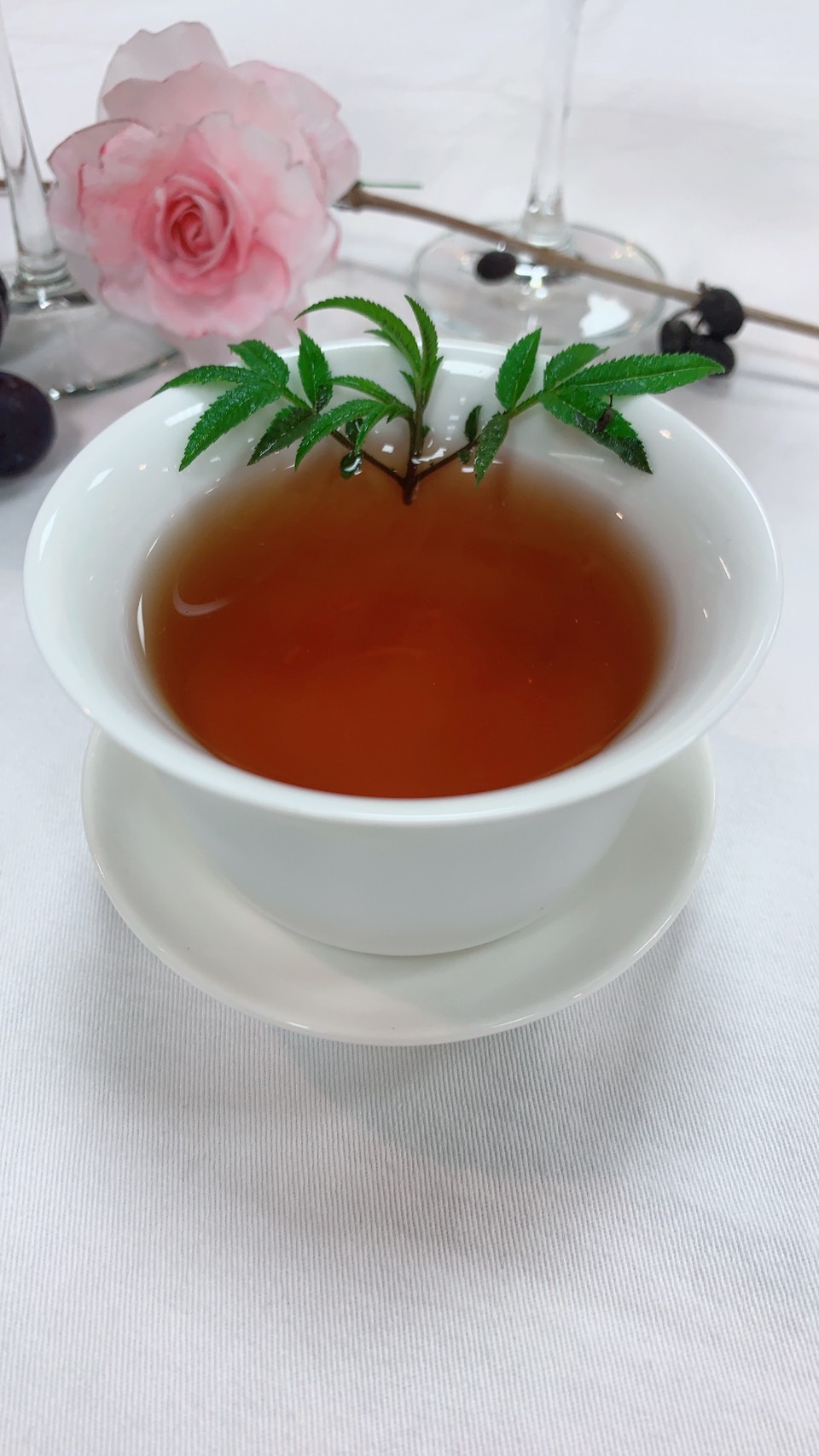 一張含有 食物, 桌, 盤, 室內 的圖片自動產生的描述